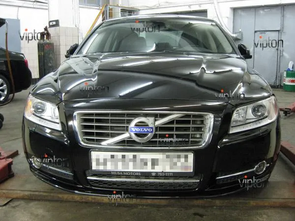 Автомобиль Volvo S80 .  Нанесение антигравийной пленки VENTURESHIELD.
