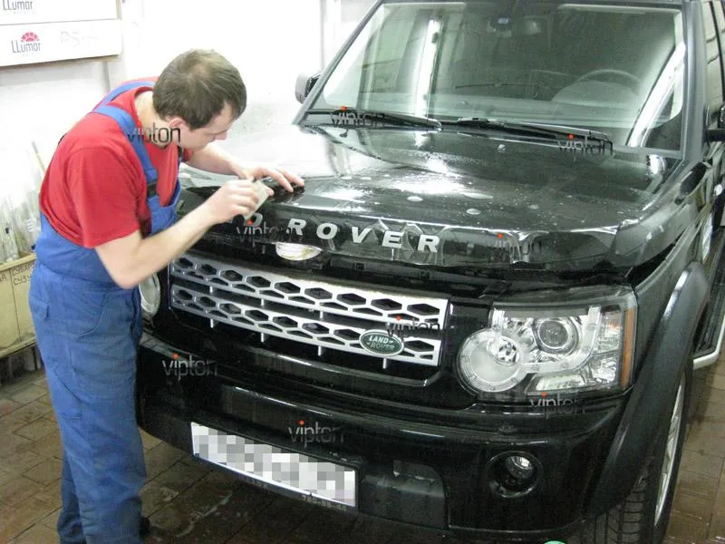 Автомобиль Land Rover Discovery . / Нанесение антигравийной пленки VENTURESHIELD.
