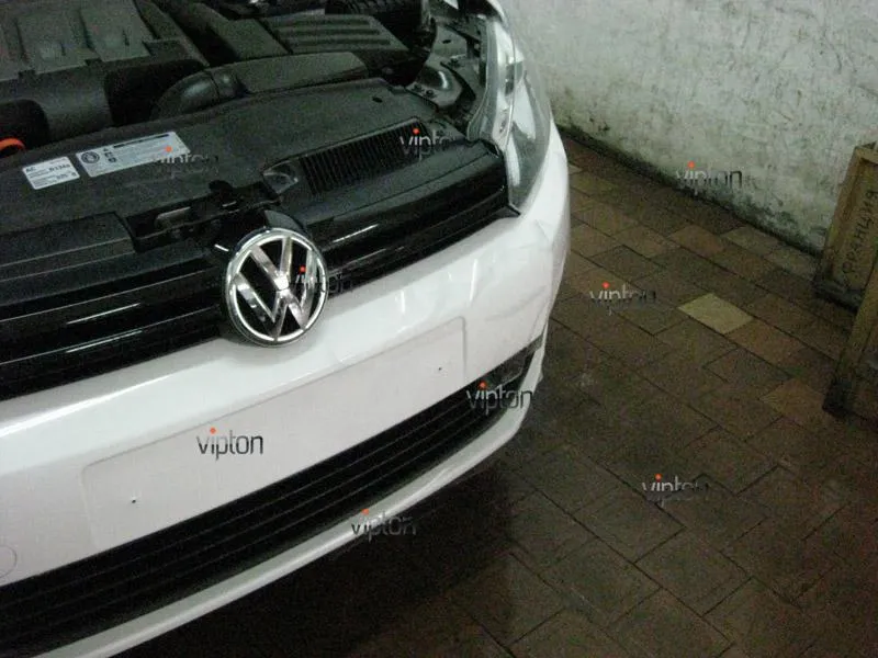 Автомобиль Volkswagen Golf. / Нанесение антигравийной пленки VENTURESHIELD 2 Автомобиль Volkswagen Golf. / Нанесение антигравийной пленки VENTURESHIELD 2