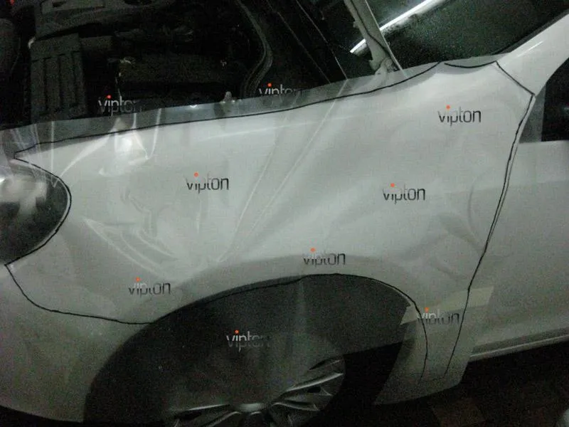 Автомобиль Volkswagen Golf. / Нанесение антигравийной пленки VENTURESHIELD 5 Автомобиль Volkswagen Golf. / Нанесение антигравийной пленки VENTURESHIELD 5