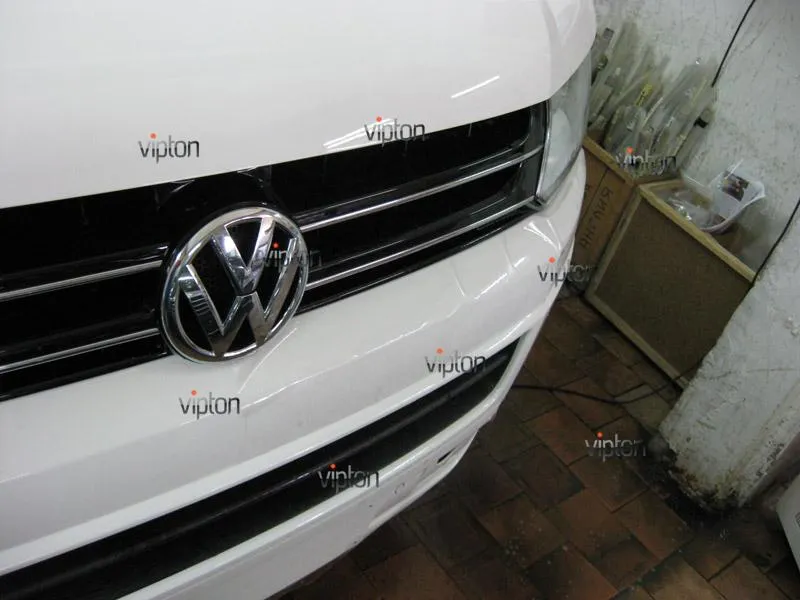 Автомобиль Volkswagen Multivan. / Нанесение антигравийной пленки VENTURESHIELD.