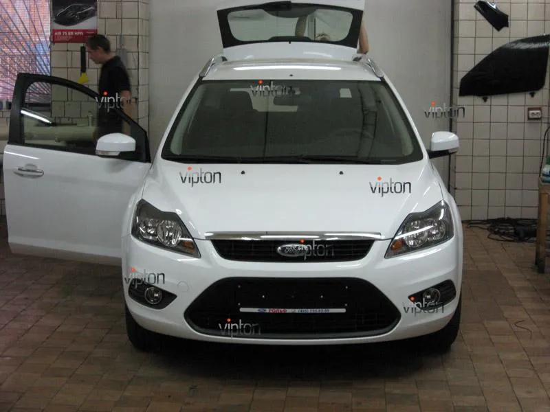 Автомобиль Ford Focus.   / Нанесение антигравийной пленки VENTURESHIELD.