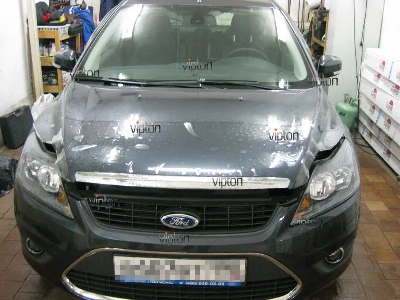 Автомобиль Ford Focus.  /  Нанесение антигравийной пленки