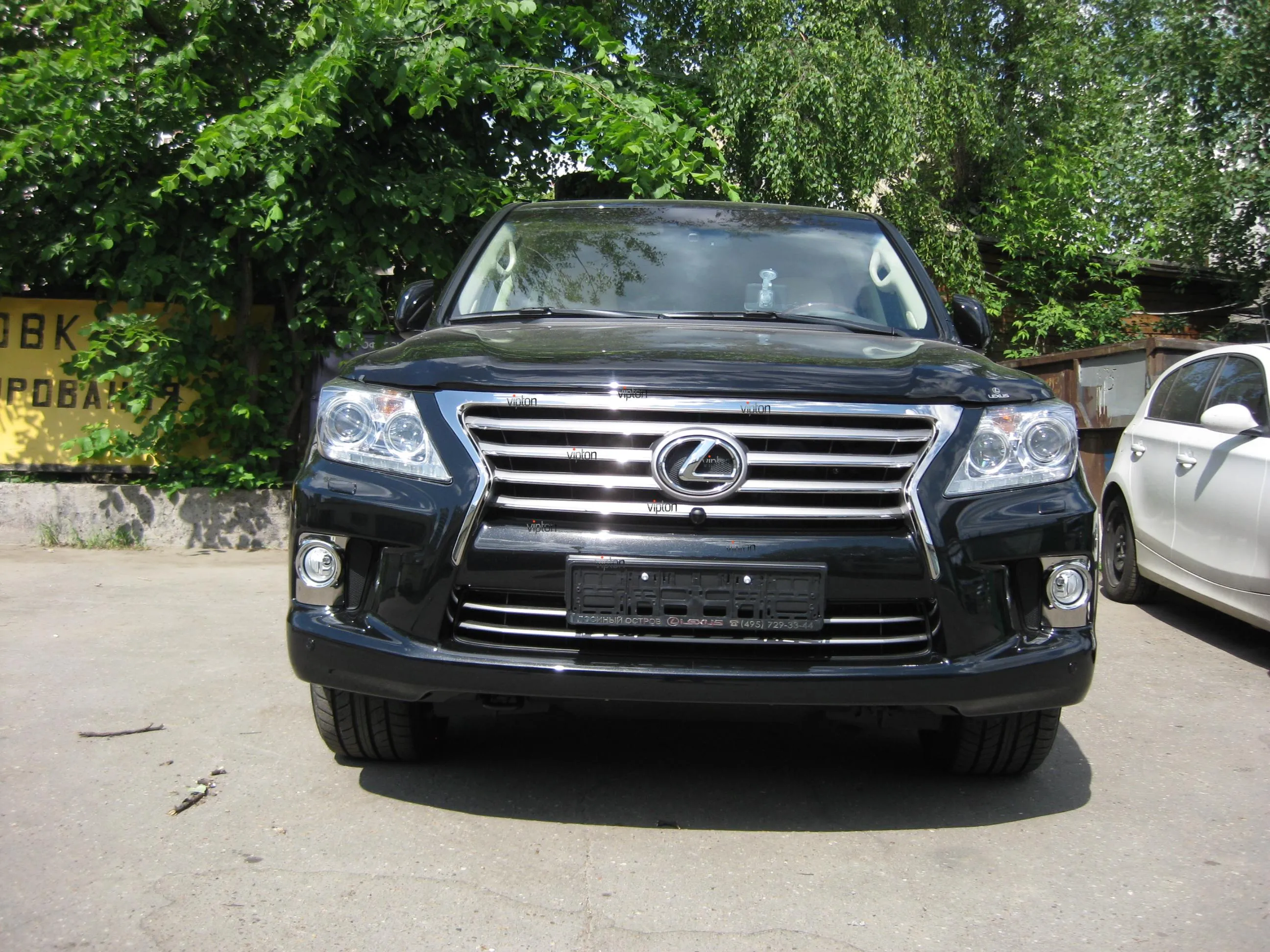 Автомобиль Lexus LX570