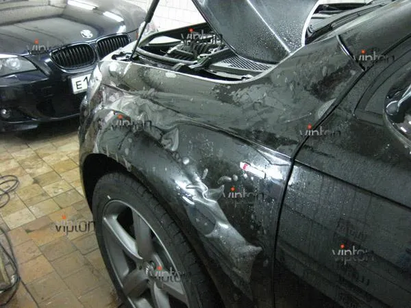 Автомобиль Audi Q7 / Нанесение антигравийной пленки VENTURESHIELD 11 Автомобиль Audi Q7 / Нанесение антигравийной пленки VENTURESHIELD 11
