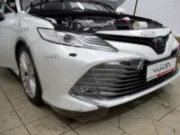 Toyota Camry:Антигравийная пленка  LLUMAR GLOSS PPF.