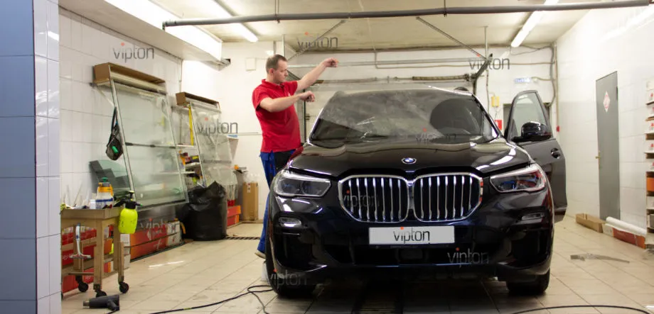 BMW x-5: нанесение атермальной пленки 2 BMW x-5: нанесение атермальной пленки 2