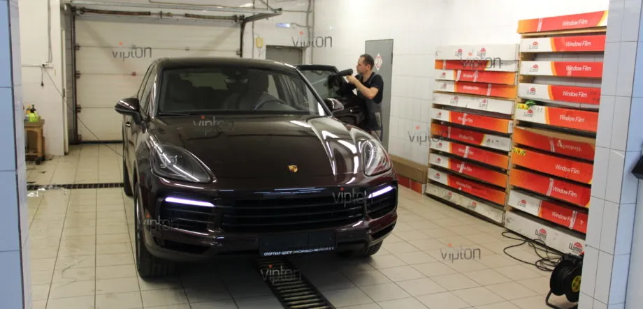 Porsche Cayenne:Бронирование стекол 1